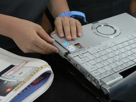 日本學(xué)生親手組裝松下筆記本，體驗(yàn)科技制造之美